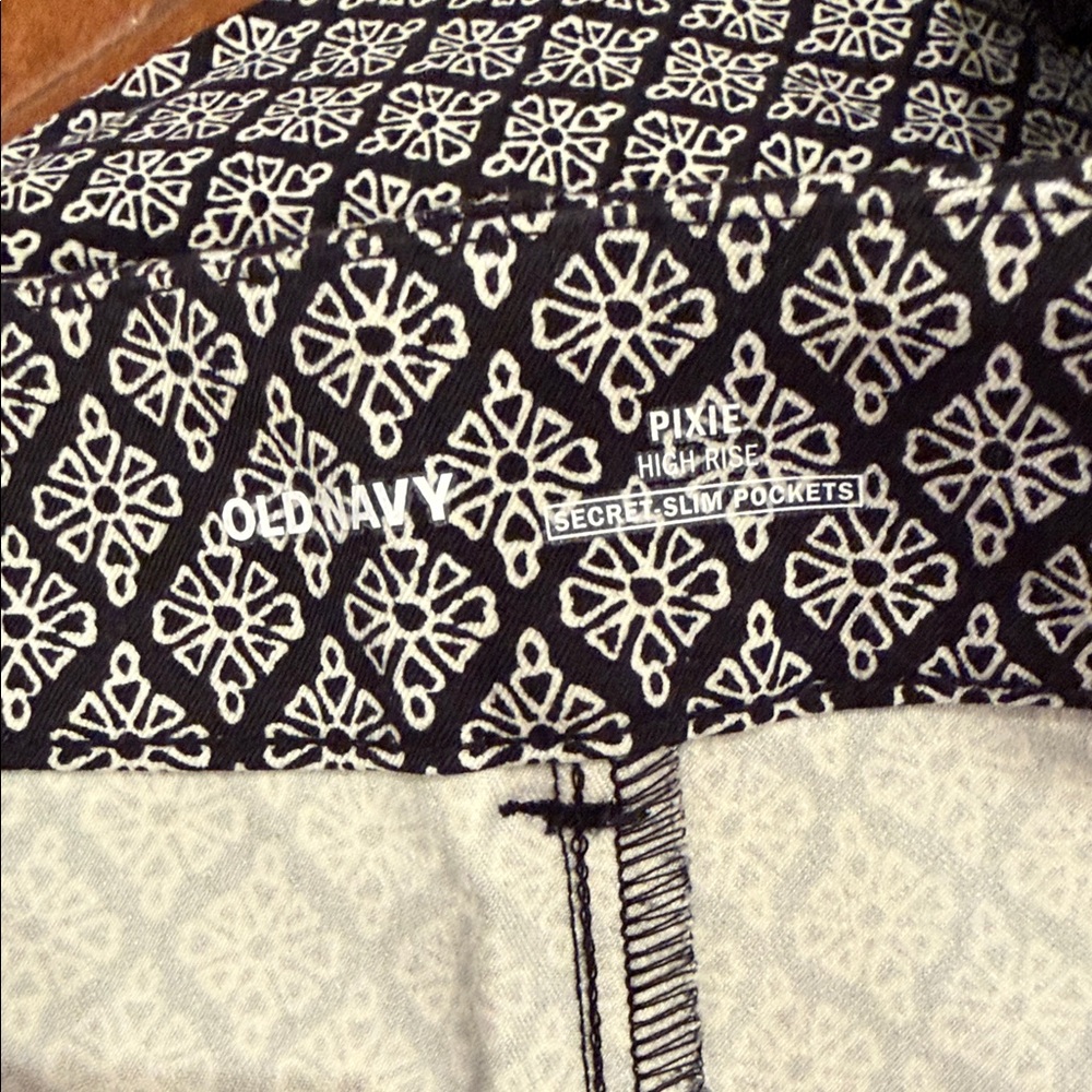 Old Navy pixie  Black and White Patterned Pants - Picture 2 of 4